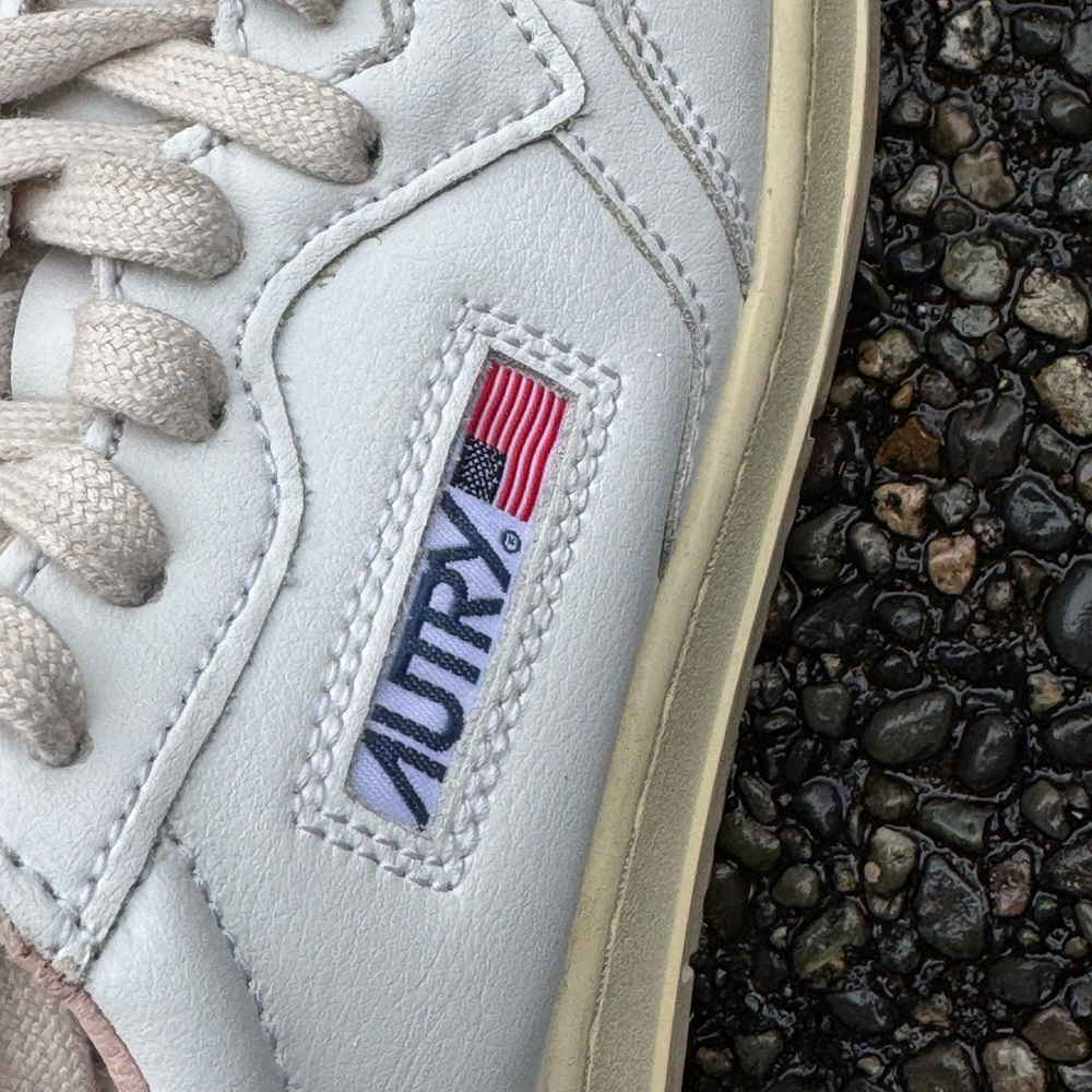 Women’s white leather Autry sneakers!